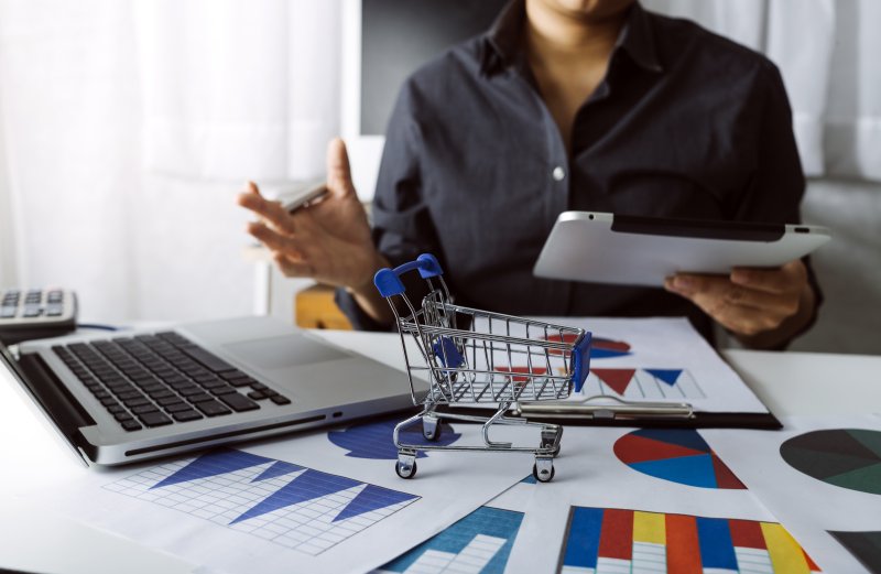 Jak ustalać strategie cenowe dla sklepów internetowych w celu zwiększenia sprzedaży