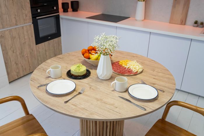 Okrągły czy prostokątny? Porównanie kształtów stołów pod kątem budowania relacji