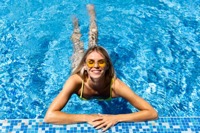 Ręcznik na basen czy standardowy plażowy? Kluczowe różnice